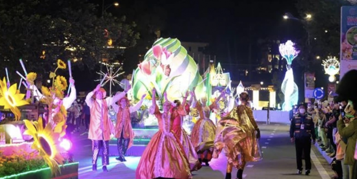 Flower street carnival takes place in Da Lat